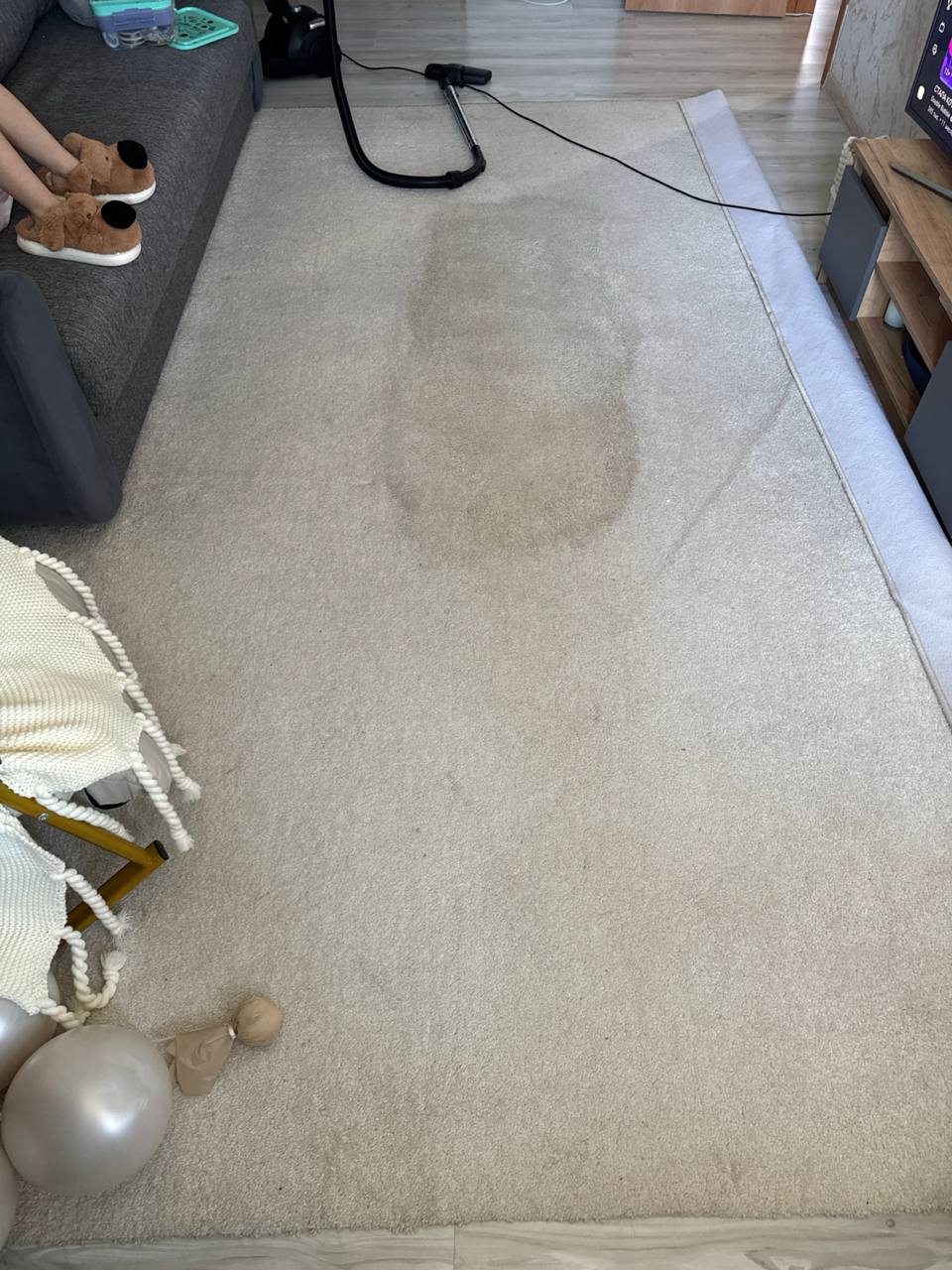 Развод после попытки убрать пятно.